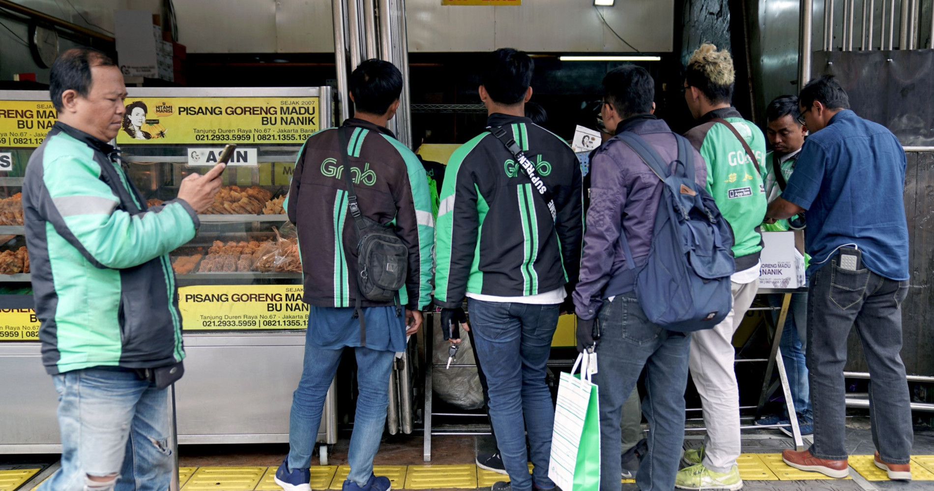 Driver Grab dan Gojek berbaris menunggu pesanan di Pisang Goreng Bu Nanik - Bloomberg/Dimas Ardian