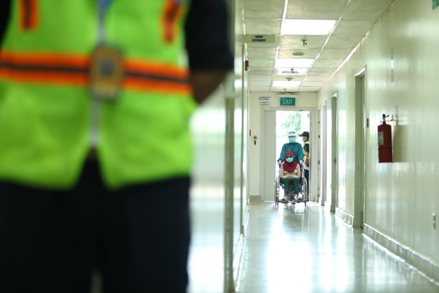 Tenaga kesehatan bersama pasien melewati koridor RS Inco PT Vale, RS kelolaan PT Vale Indonesia Tbk, yang juga dioptimalkan menangani pasien Covid-19.