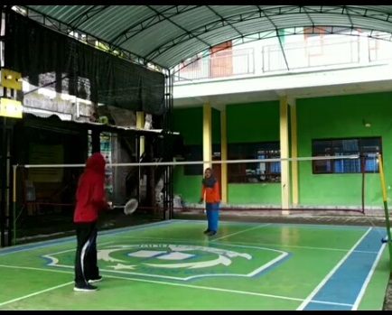 (Kegiatan olahraga badminton di lapangan yang tepat berada di depan rumah: Facebook Ucik)