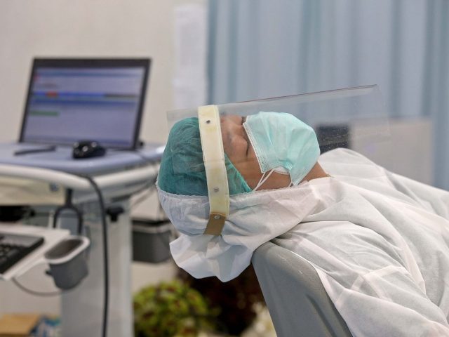 Seorang tenaga medis yang tertidur saat bertugas di rumah sakit. (Sumber: Jawapos.com)