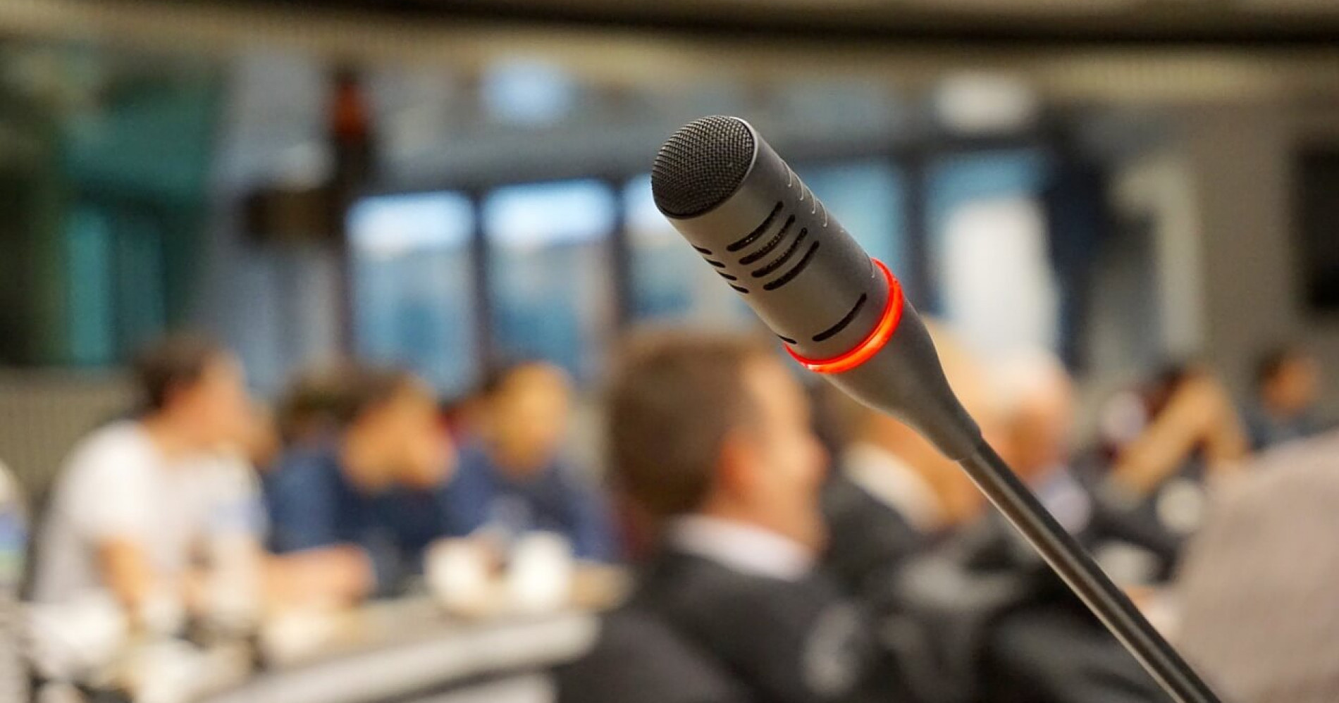 Mikrofon Menjadi Salah Satu Alat yang Lekat dengan sang Moderator Digital. (Sumber: tarjiem.com)