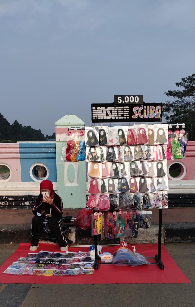 Menjual masker kain di daerah Jakarta Timur (Bulan Mei 2020)