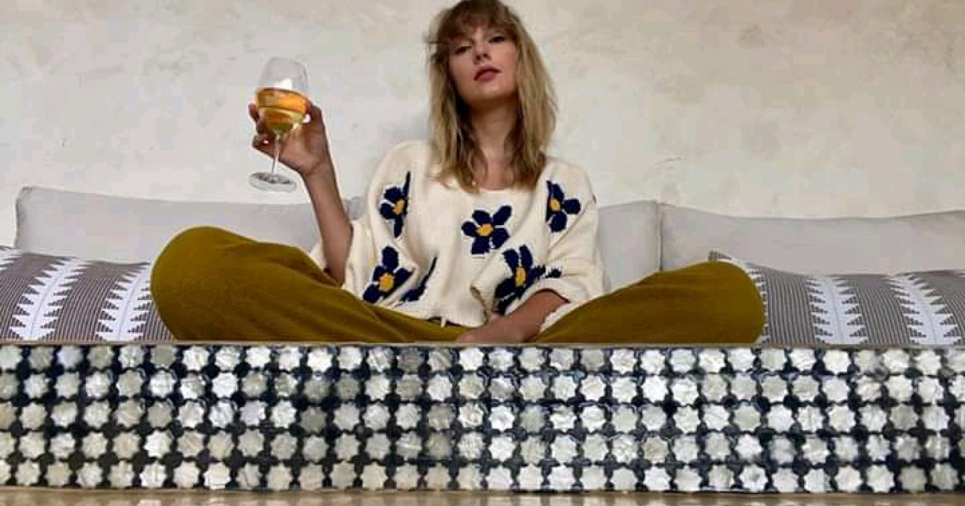 Taylor Swift sedang mengisolasi diri di rumahnya, 'biiig isolation'. Tulisnya di sosial media.