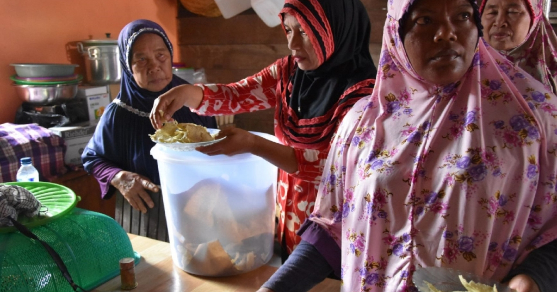 Para istri nelayan bakau di Langkat menyajikan keripik jeruju hasil produksi mereka (Sumber gambar: Danang Firmanto/Dok. Pribadi).