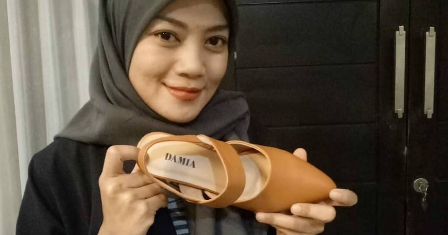 Co-Founder Damia Shoes Rizka Azizah bersama produknya. sumber: dok.pribadi