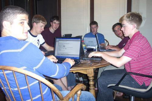 Mark Zuckerberg, Dustin Moskovitz, dan teman-temannya di Harvard University - Image: Facebook Dustin Moskovitz