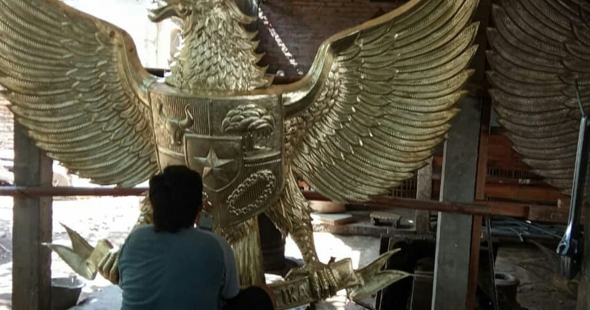 Pengrajin logam sedang menyelesaikan karya seni pesanan berupa garuda pancasila raksasa bertempat di Nursih Basuki Art Studio, Kotagede Yogyakarta