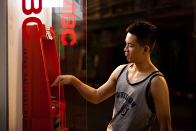 Scene saat Peud mangambil uang di ATM yang error - Image: Pinterest