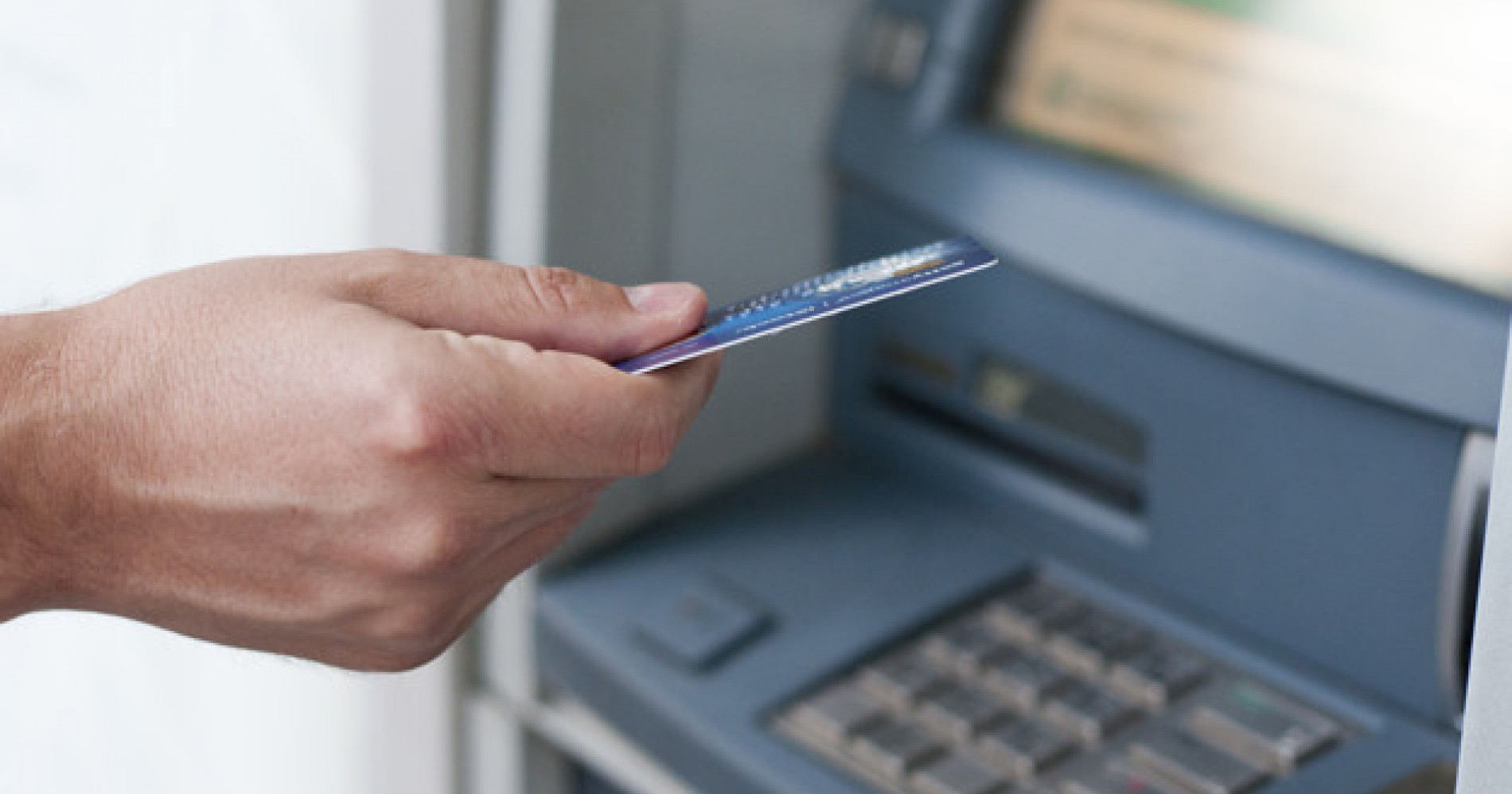Transaksi di Mesin ATM ( Sumber : Freepik )