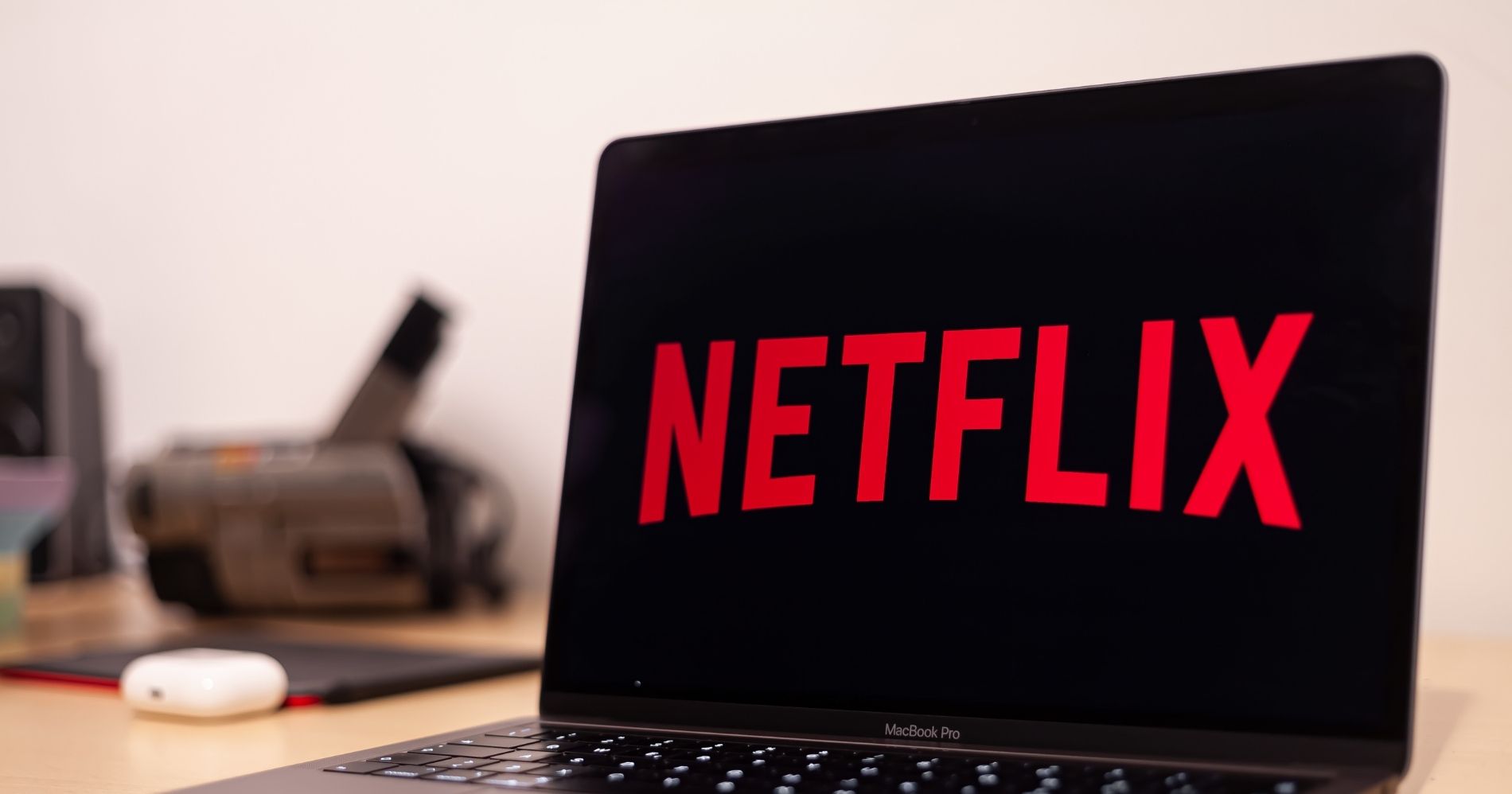 Pelanggan Batalkan Langganan Netflix Illustration Bisnis Muda - Canva
