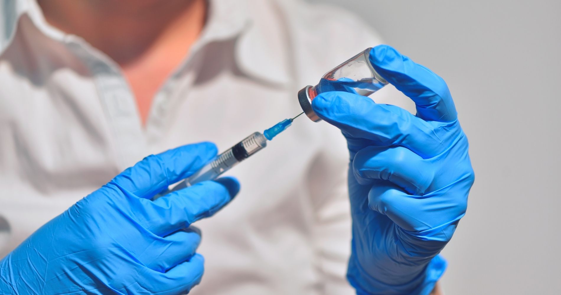 JPMorgan Enggak Perbolehkan Siapapun Masuk tanpa Vaksin Illustration Web Bisnis Muda - Canva