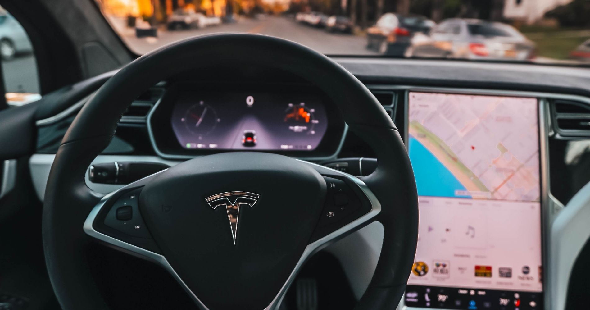 Autopilot Tesla yang Sebabkan Kecelakaan Illustration Web Bisnis Muda - Canva