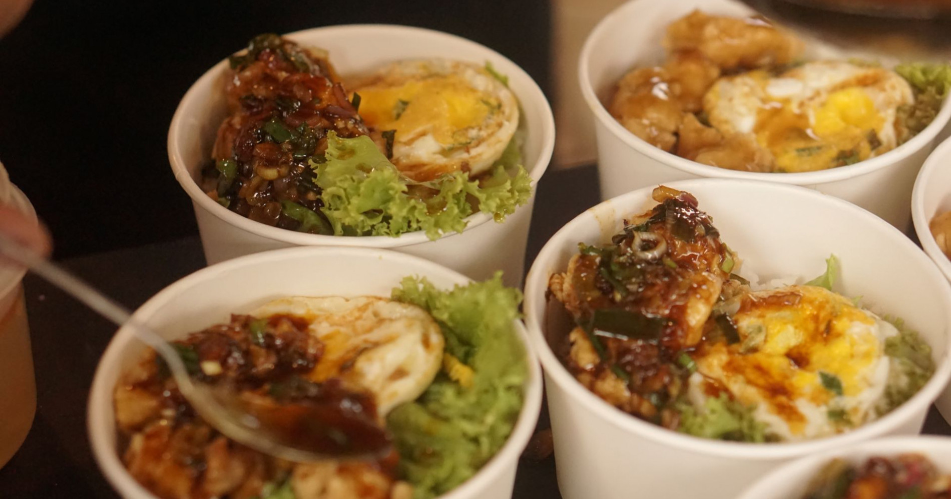 Ruseel Rice Bowl, enak dan praktis, bisa dimakan di mana saja. (Dok. pribadi)