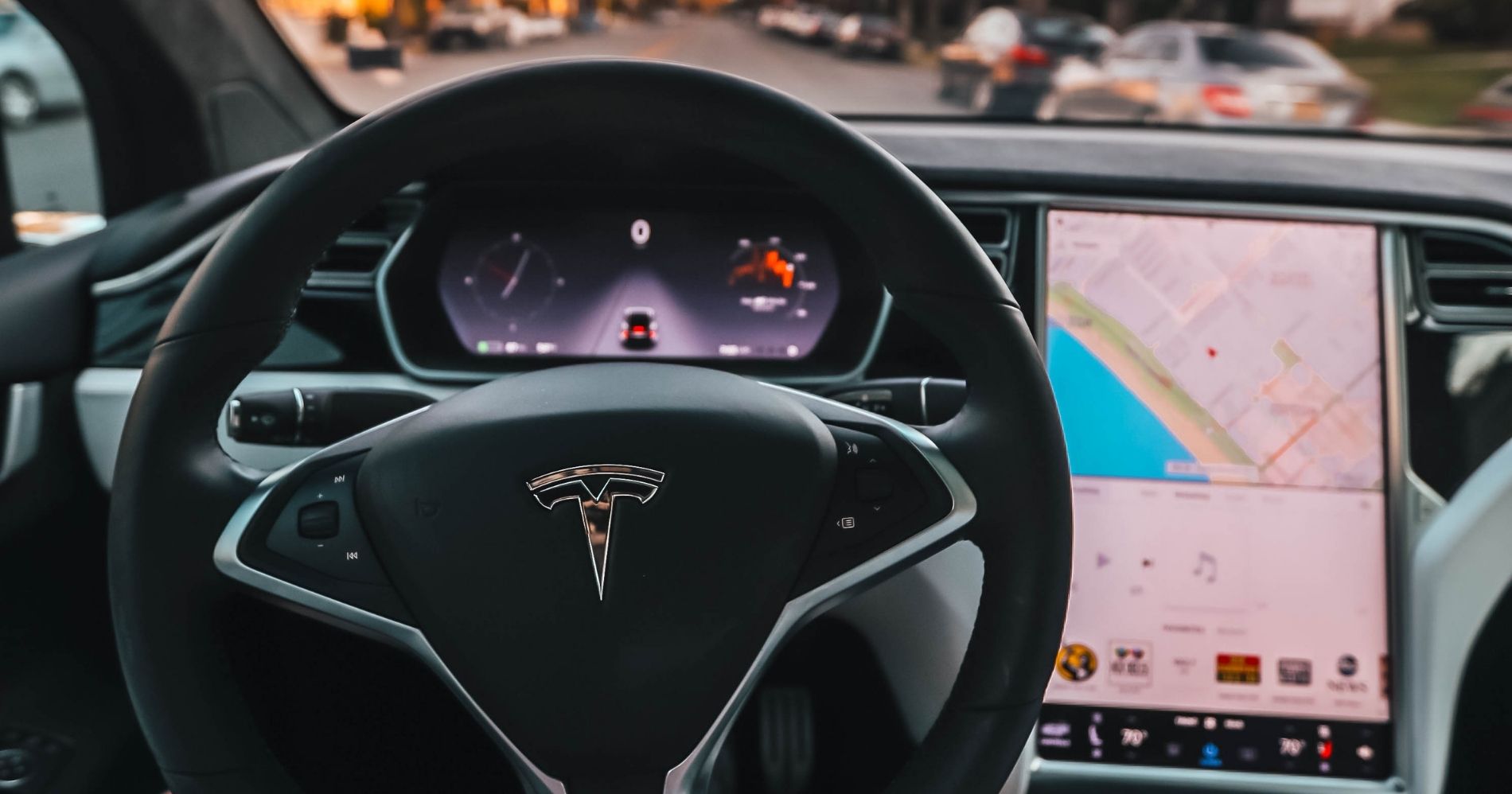 Elon Musk Sorot Autopilot Tesla Illustration Web Bisnis Muda - Image: Canva