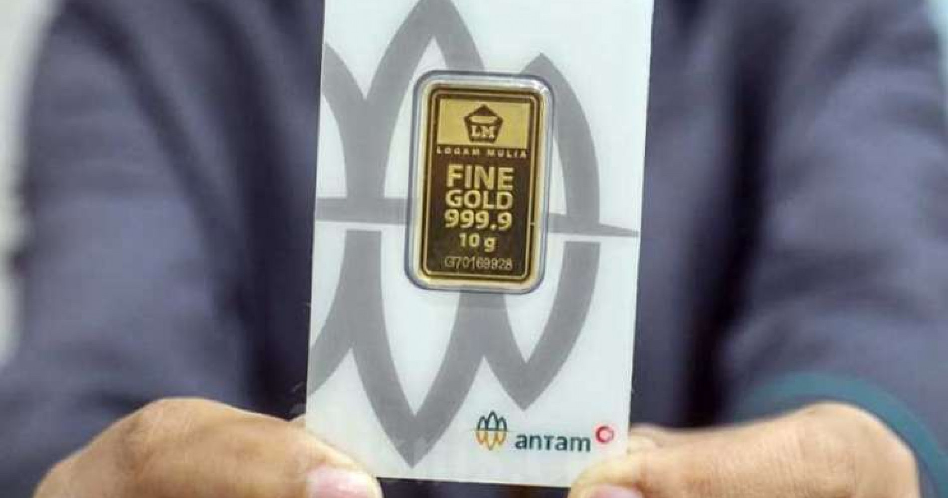 Karyawan menunjukan emas di salah satu Bank di Jakarta, Senin (8/3/2021). Bisnis - Eusebio Chrysnamurti