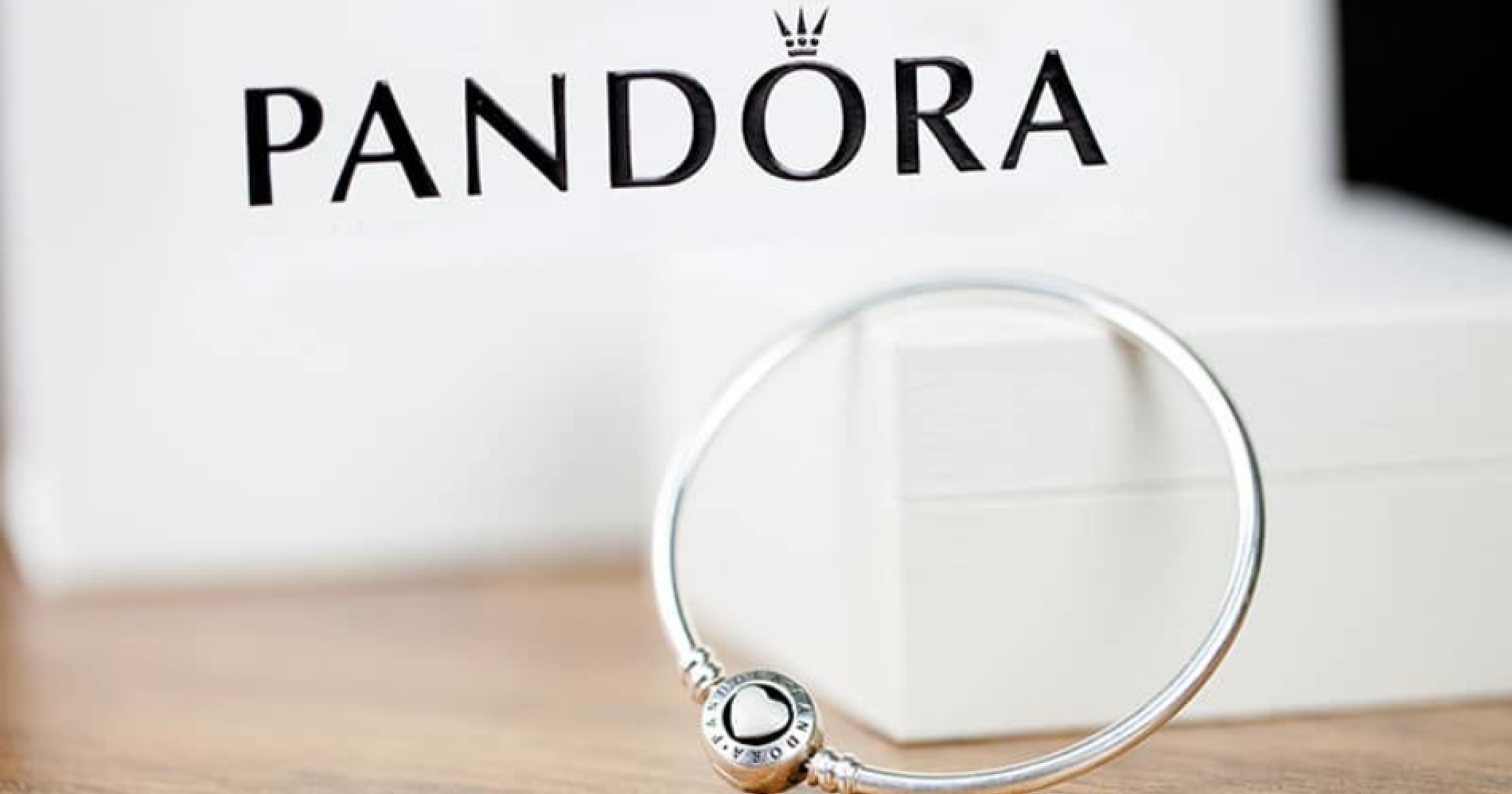 Penjualan Lambat, Saham Pandora Sebagai Produsen Perhiasan Terbesar di Dunia Anjlok Illustration Web Bisnis Muda - Canva