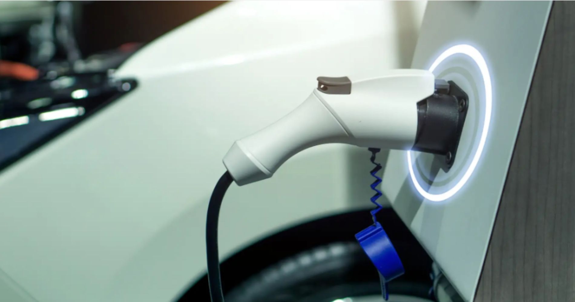 Electric Vehicle Charging Illustration Web Bisnis Muda - Image: Getty Images