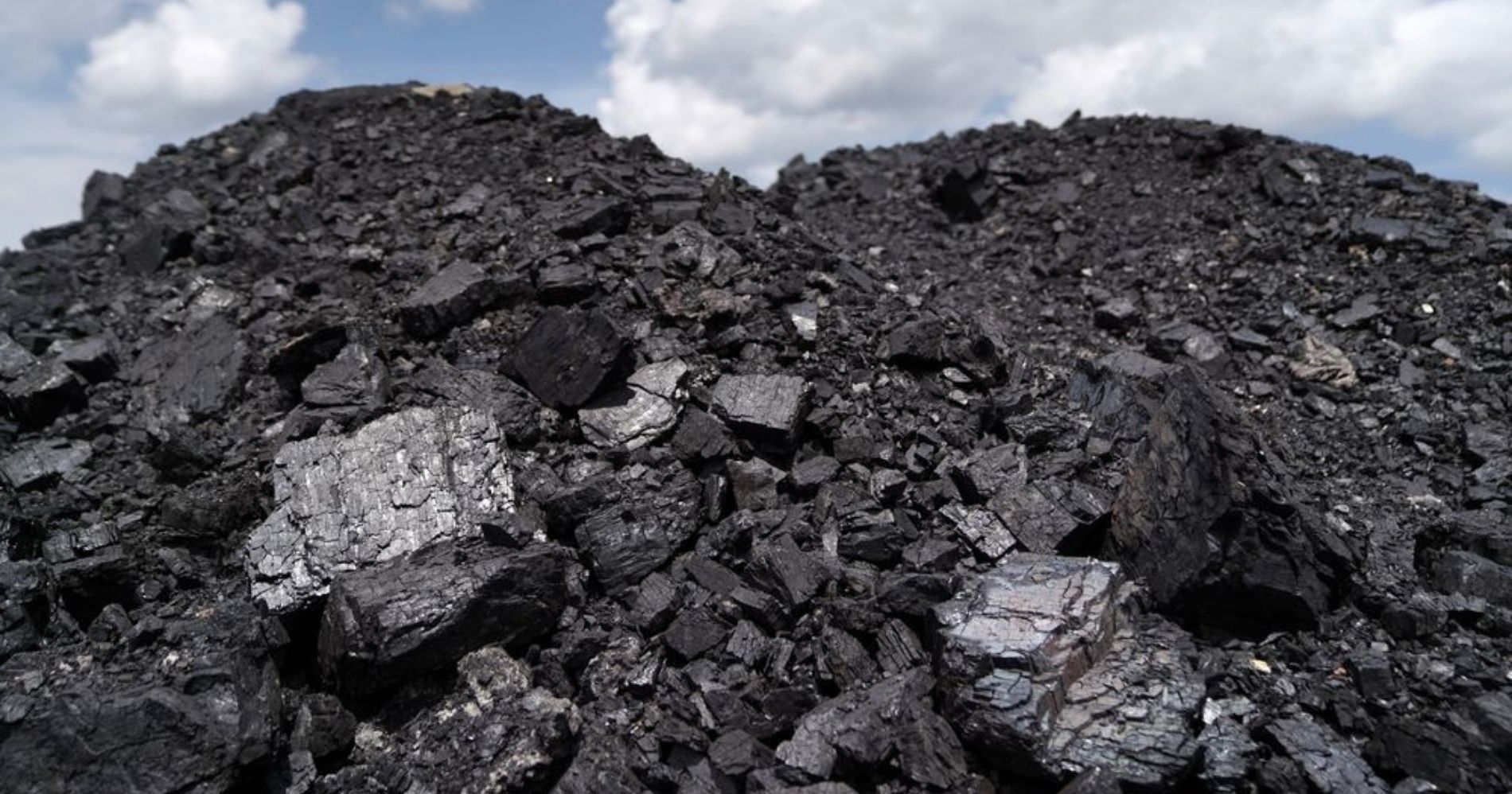 Coal Illustration Web Bisnis Muda - Image: Bloomberg