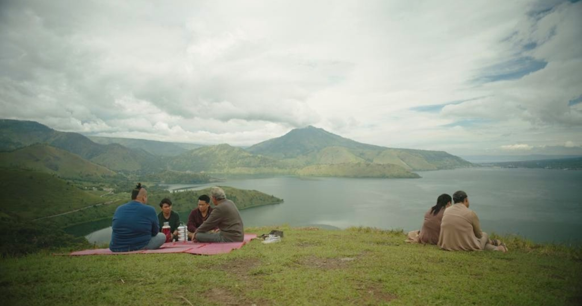 Adegan di tepi Danau Toba. (Sumber gambar: Trailer Film Ngeri-Ngeri Sedap)