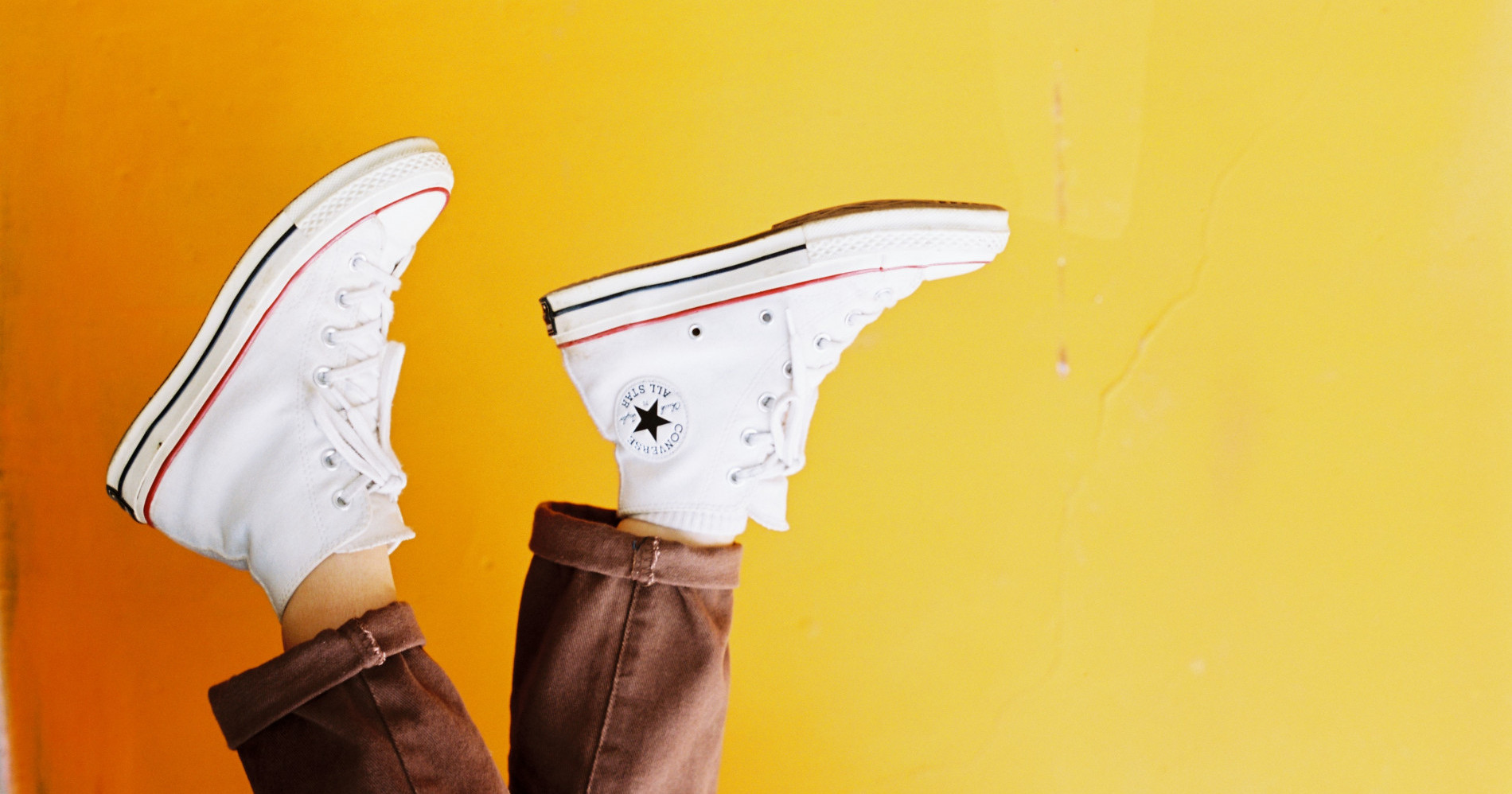 Sepatu Putih (Foto oleh Loc Dang: https://www.pexels.com/id-id/foto/foto-orang-yang-mengenakan-sepatu-converse-all-star-2421374/)