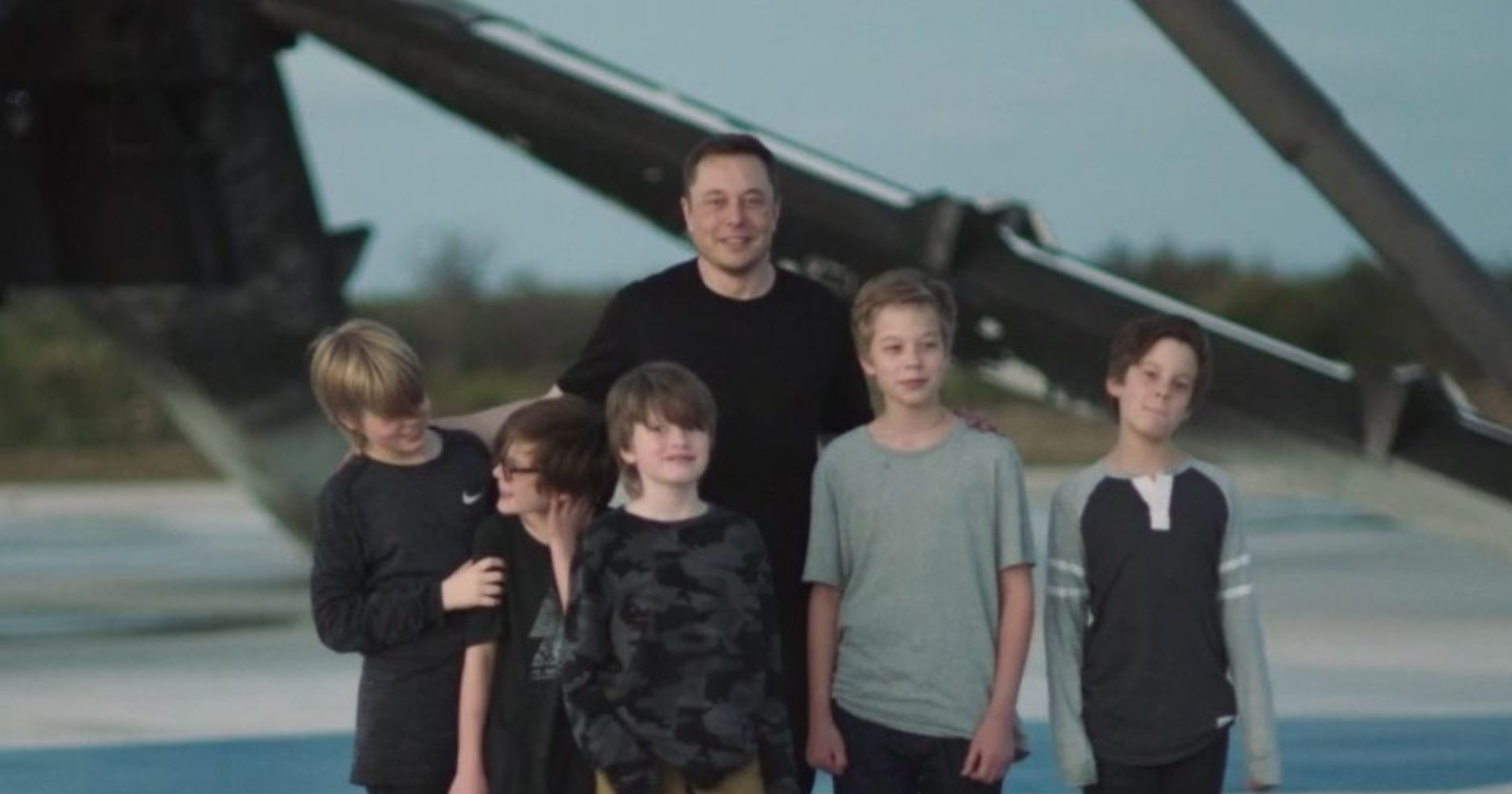 Elon Musk dan Anak-Anak Kembarnya dari Pernikahan dengan Justine Wilson ilustrasi Bisnis Muda - Image: Pinterest