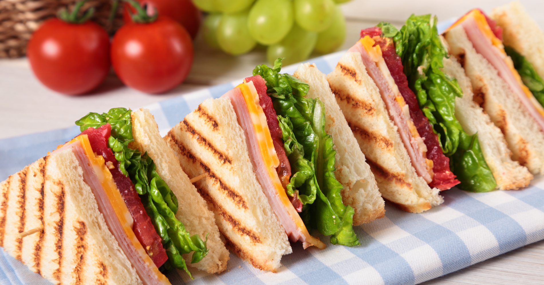 Generasi sandwich diibaratkan seperti sandwich yang berlapis-lapis (Sumber gambar: Freepik)