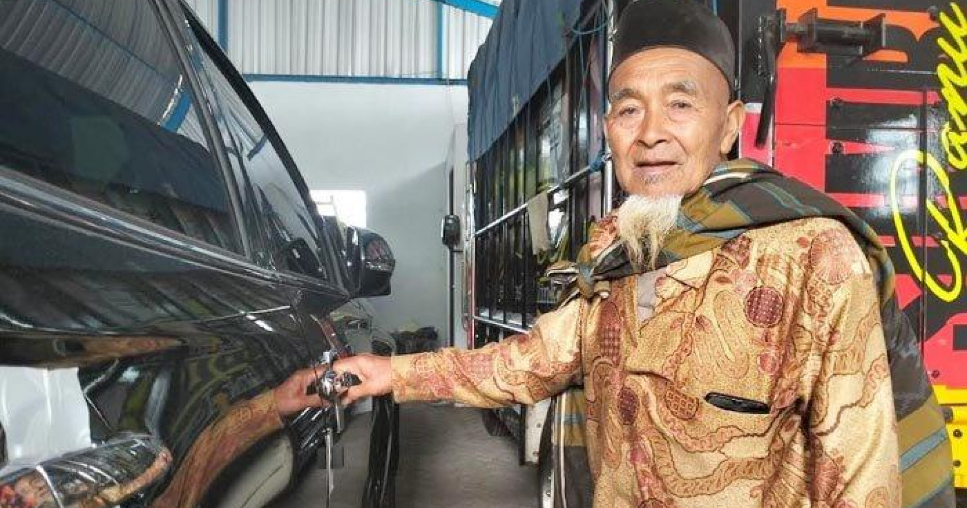 sosok Mbah Kerto sehabis membeli Mobil Pajero. Source: tribun