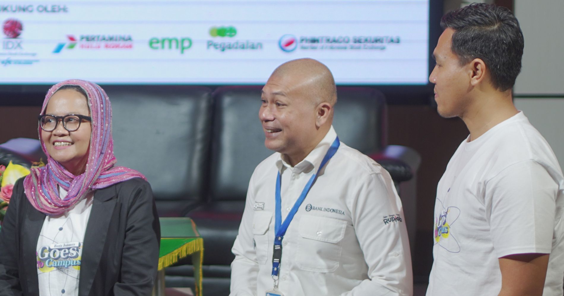 Wakil Pemimpin Redaksi Bisnis Indonesia Rahayuningsih (kiri) dan Deputi Kepala Perwakilan Bank Indonesia Provinsi Riau Asral Mashuri (tengah) - Image: dokumentasi BGTC Pekanbaru