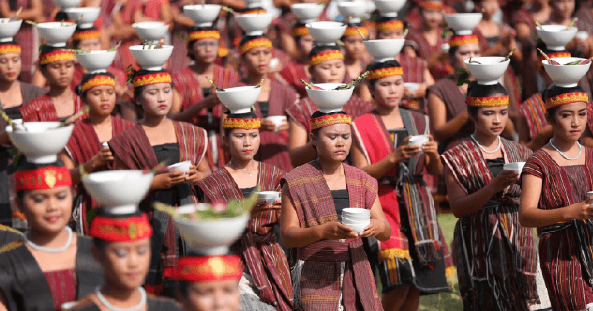 Masyarakat Suku Batak sedang menjalankan ritual adat setempat (Sumber gambar: id.theasianparent.com)