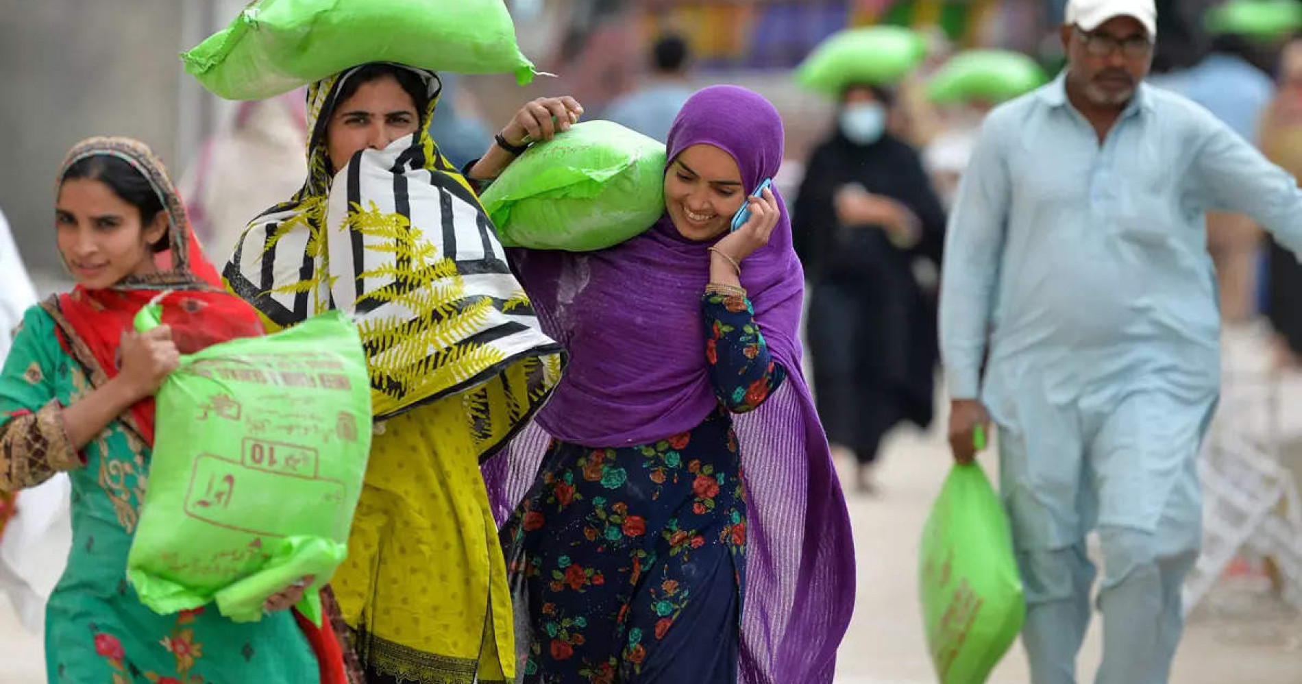 Warga Pakistan berebut menerima bantuan (Foto: The Economic Times)