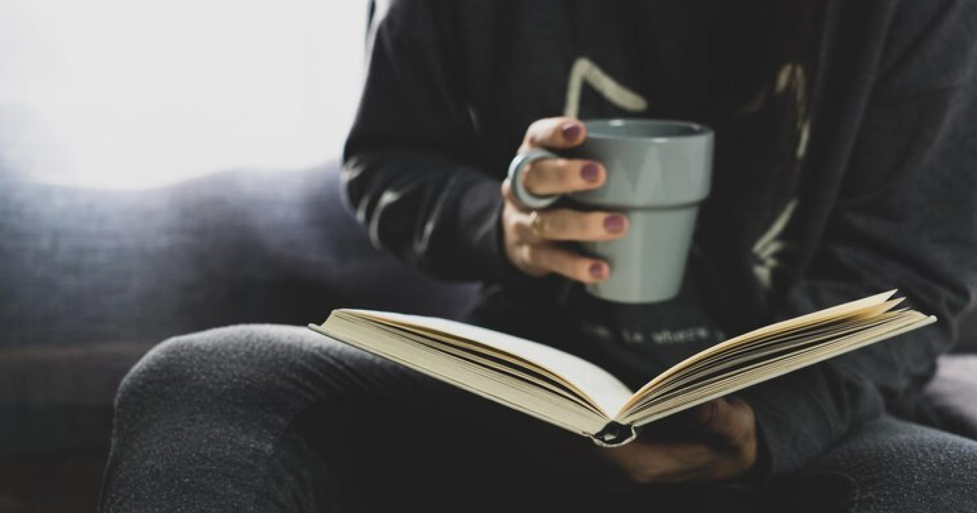 Membaca buku dengan secangkir kopi dapat memberikan inspirasi (Sumber Gambar: Freepik)