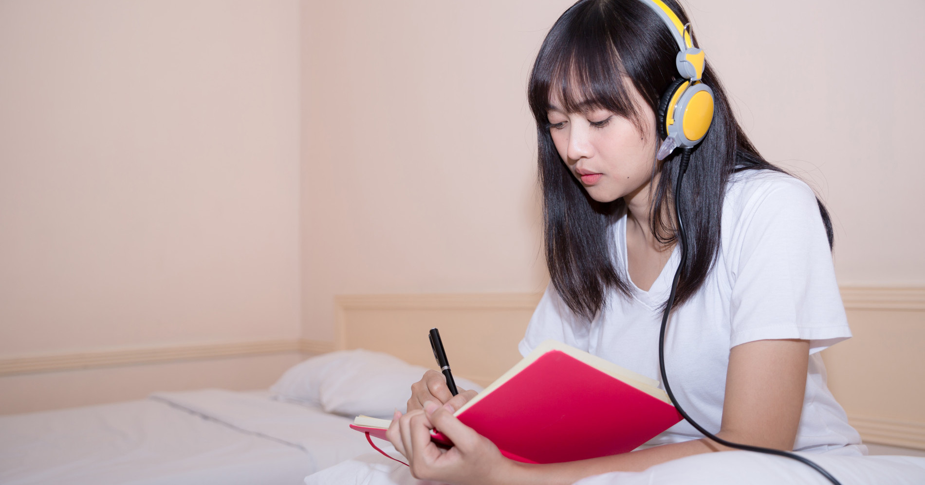 Meningkatkan mood belajar dengan mendengarkan musik (sumber gambar: freepik)