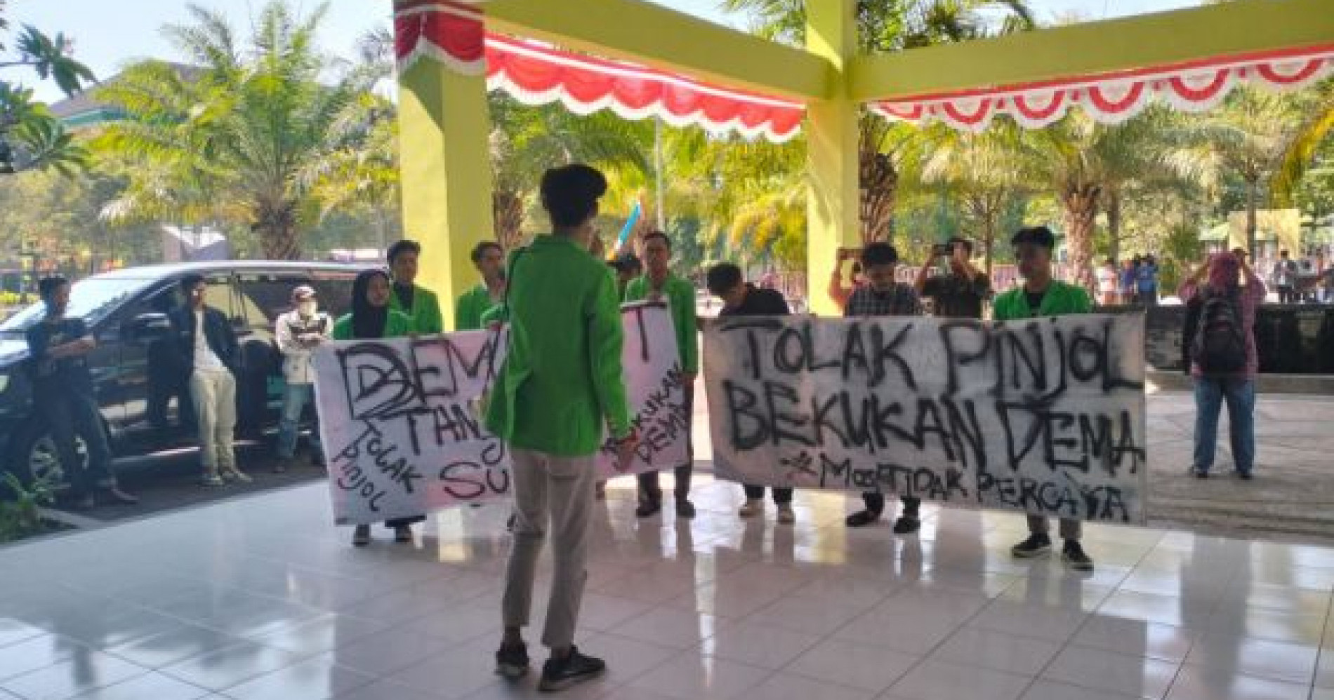 Aksi protes kepada DEMA UIN Surakarta terkait maba yang disuruh registrasi pinjol