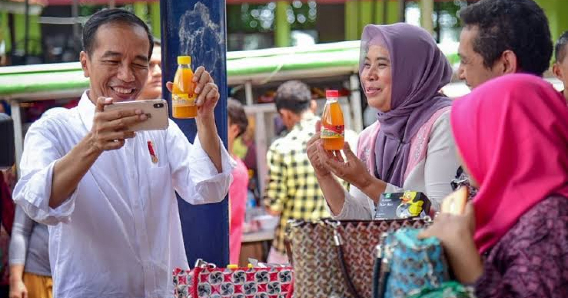 Presiden Joko Widodo saat berkunjung ke stan UMKM (Pinterest)