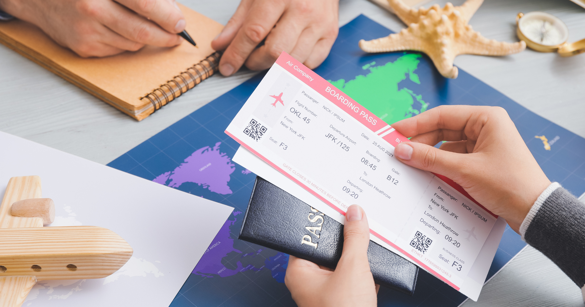 Membeli tiket pesawat lewat travel agent (Ilustrasi: Canva)