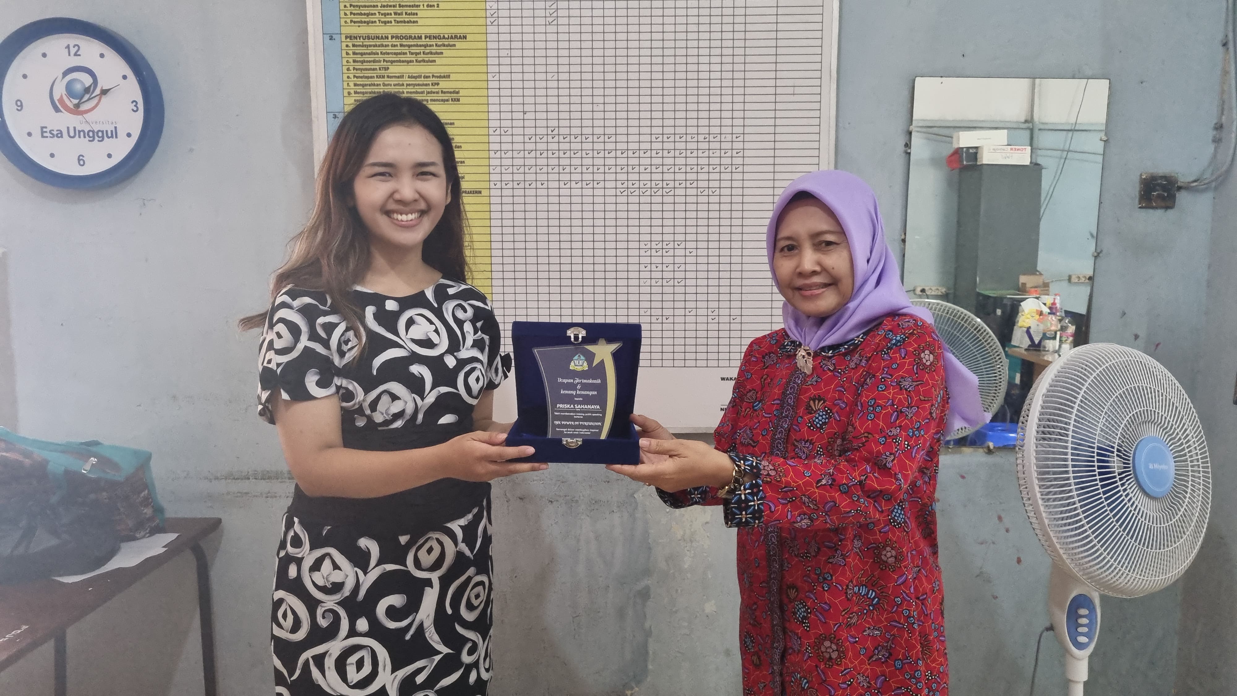Coach Priska Sahanaya dengan pengajar SMK Bina Karya. Sumber: Dok. Pribadi