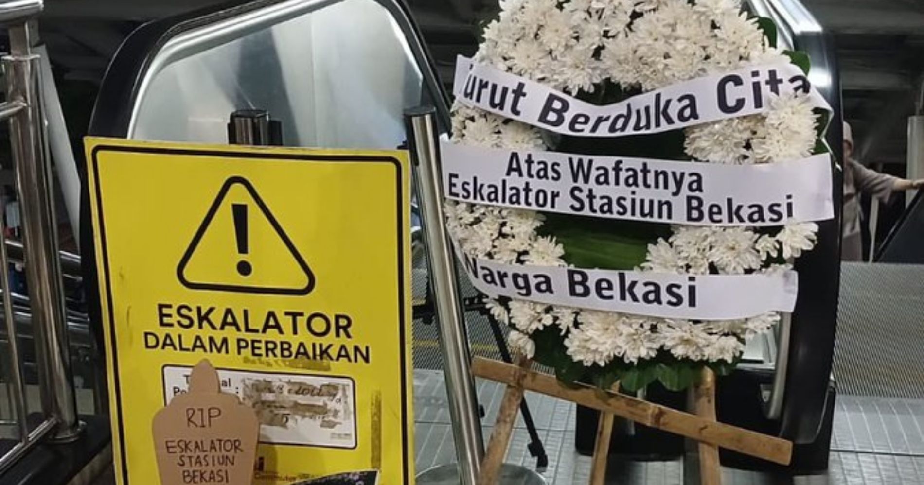 Eskalator Stasiun Bekasi yang Viral Karena Tak Beroperasi - Image: X @PenerbangRoket