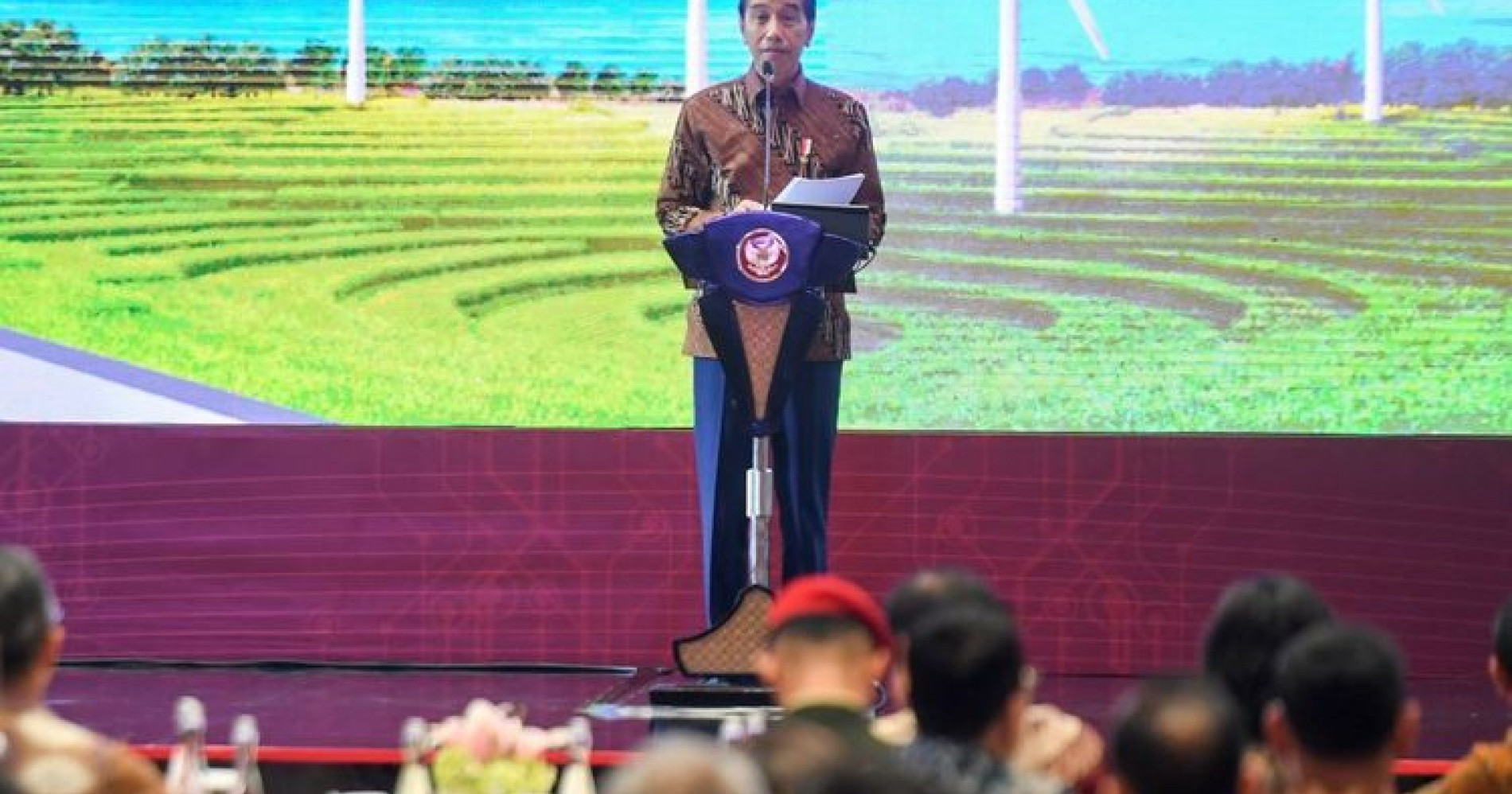 Presiden Republik Indonesia, Ir. Joko Widodo, memberikan arahan pada OJK untuk memperkuat literasi dan inklusi keuangan (Sumber gambar: Kompas.com)