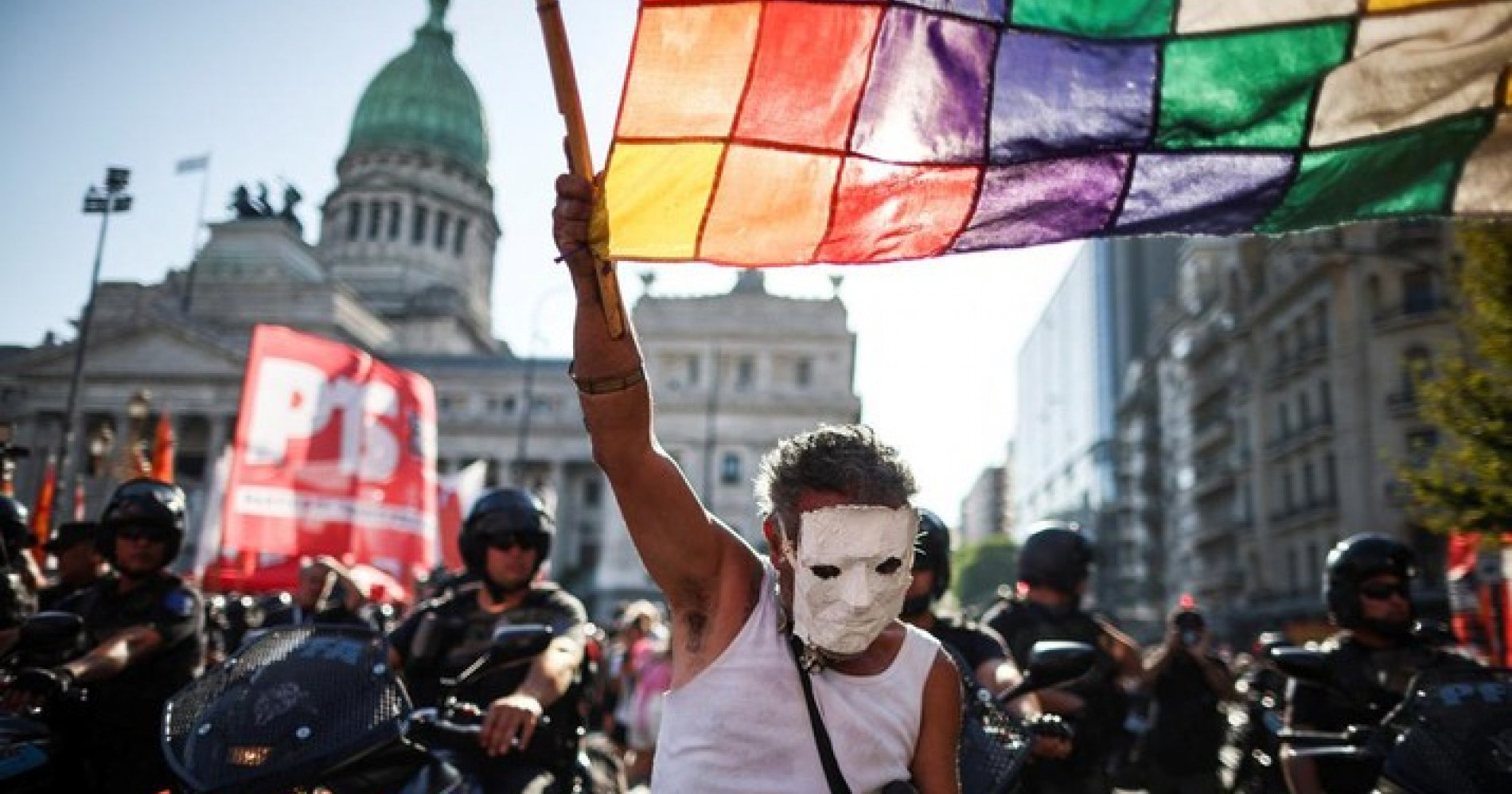 Demonstran melakukan aksi protes kebijakan yang dijalankan oleh Presiden Javier Milei (Sumber gambar: Reuters)