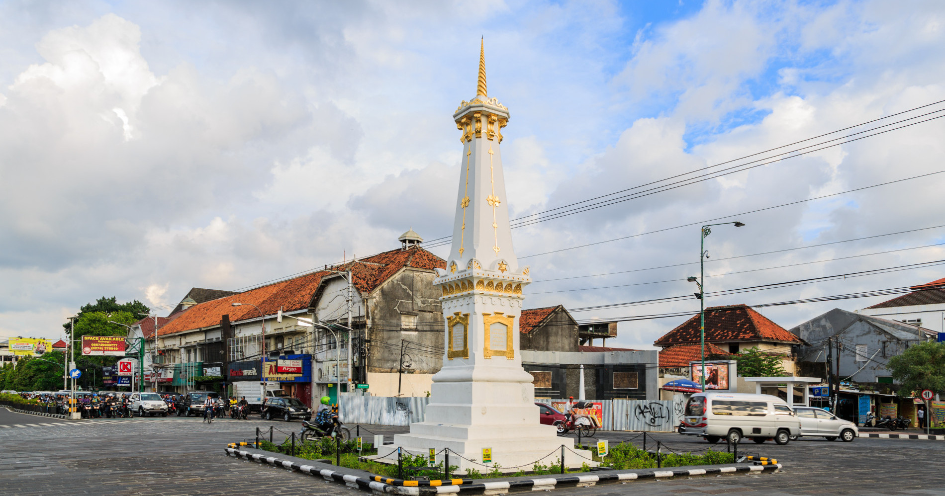 Sumber Gambar: https://upload.wikimedia.org/wikipedia/commons/1/10/Yogyakarta_Indonesia_Tugu-Yogyakarta-02.jpg