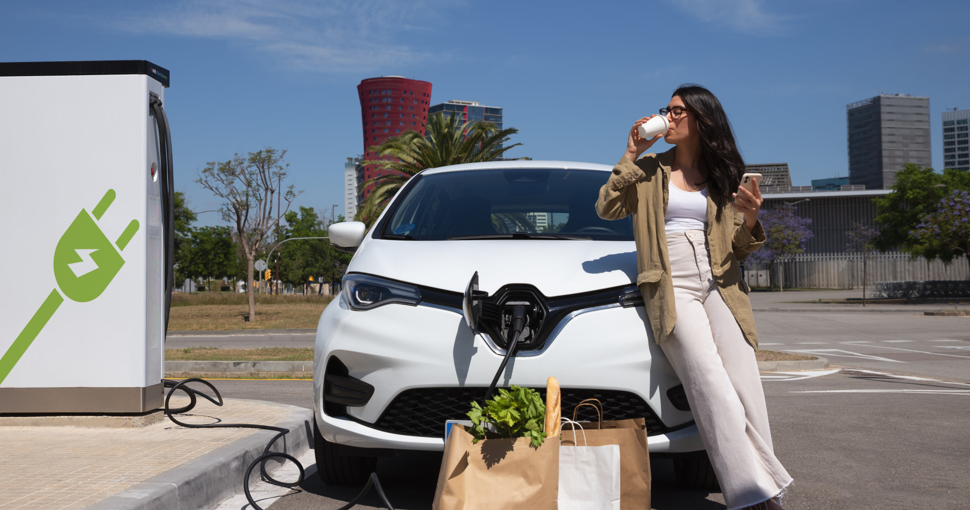 Penjualan mobil listrik semakin gencar, generasi muda jadi sasaran.