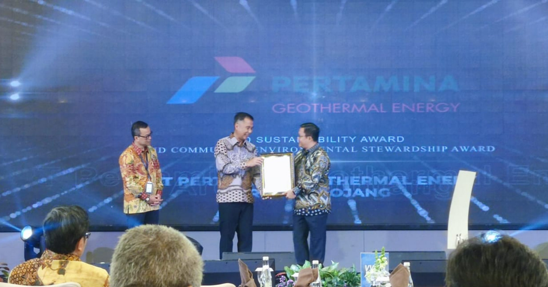 PGE Area Kamojang Meraih Dua Penghargaan Bergengsi dalam Acara Forum CSR Jawa Barat (Sumber gambar: Siaran Pers PT Pertamina Geothermal Energy Tbk)