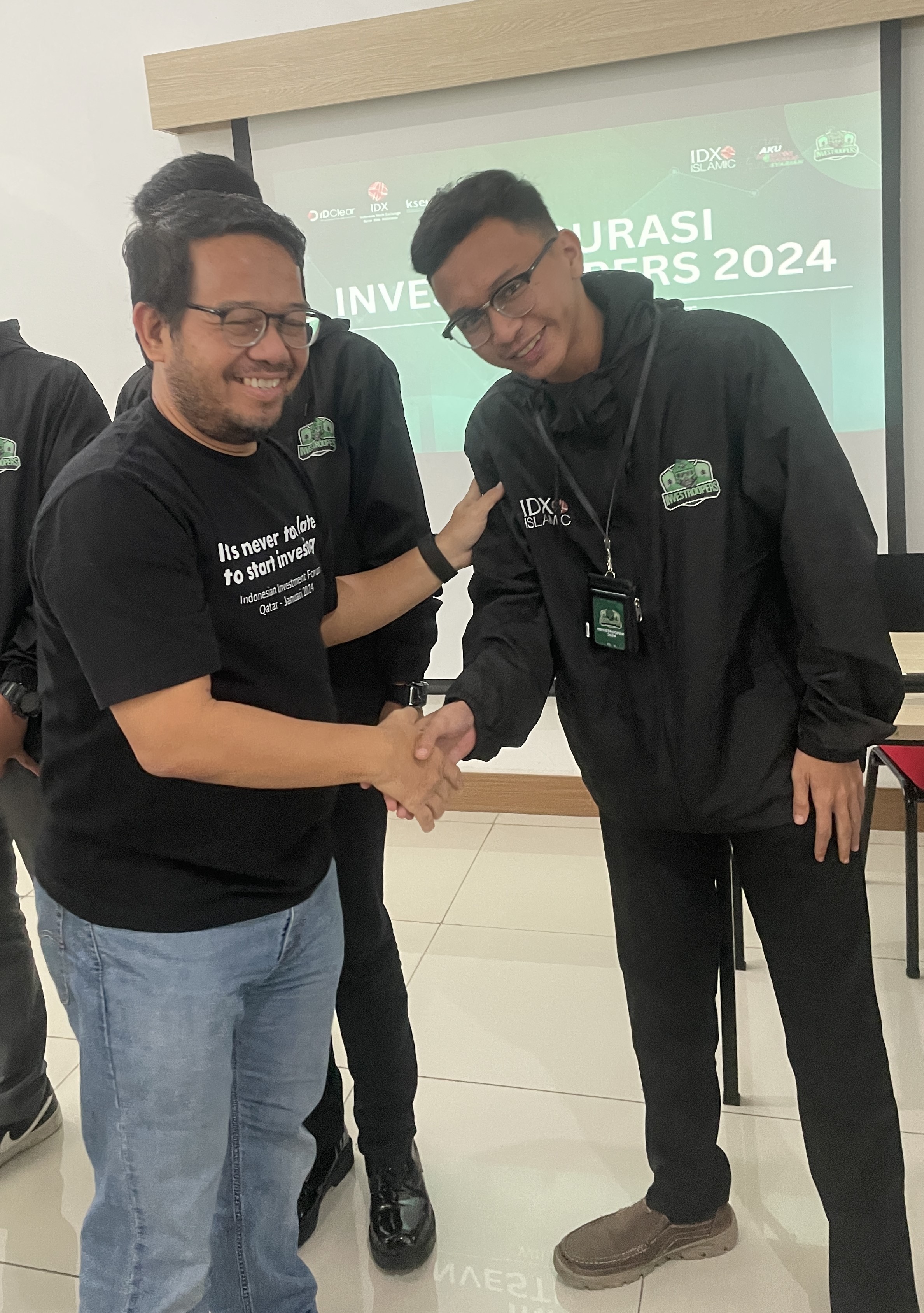 Faqihuddin Abdul Rasyid (Investroopers) bersama Irwan Abdalloh ( Kepala Divisi Syariah Bursa Efek Indonesia)