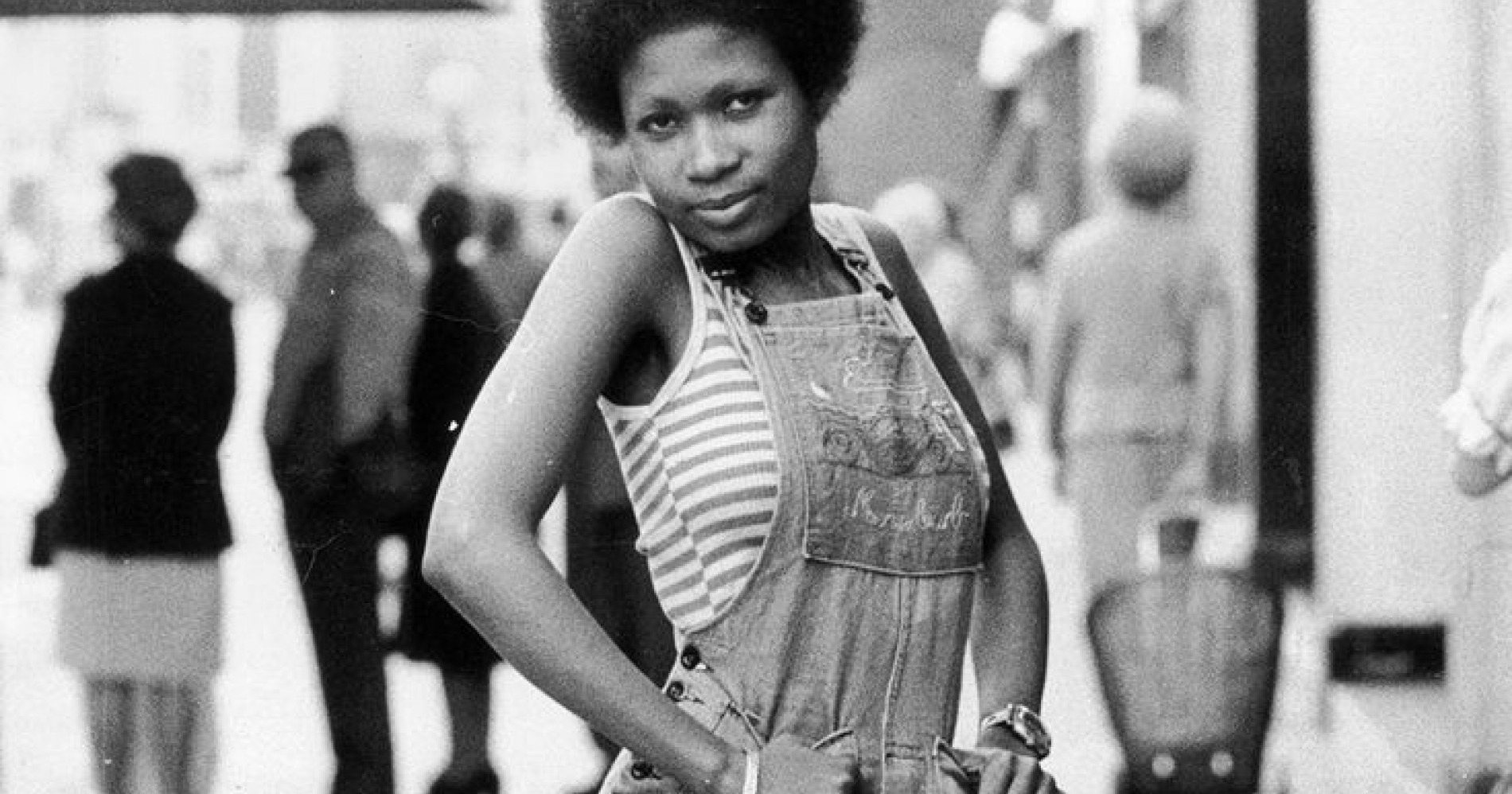 Aktivis perempuan berkulit hitam menggunakan pakaian berbahan dasar jeans. (Sumber gambar: Getty Images/Graham Wood)