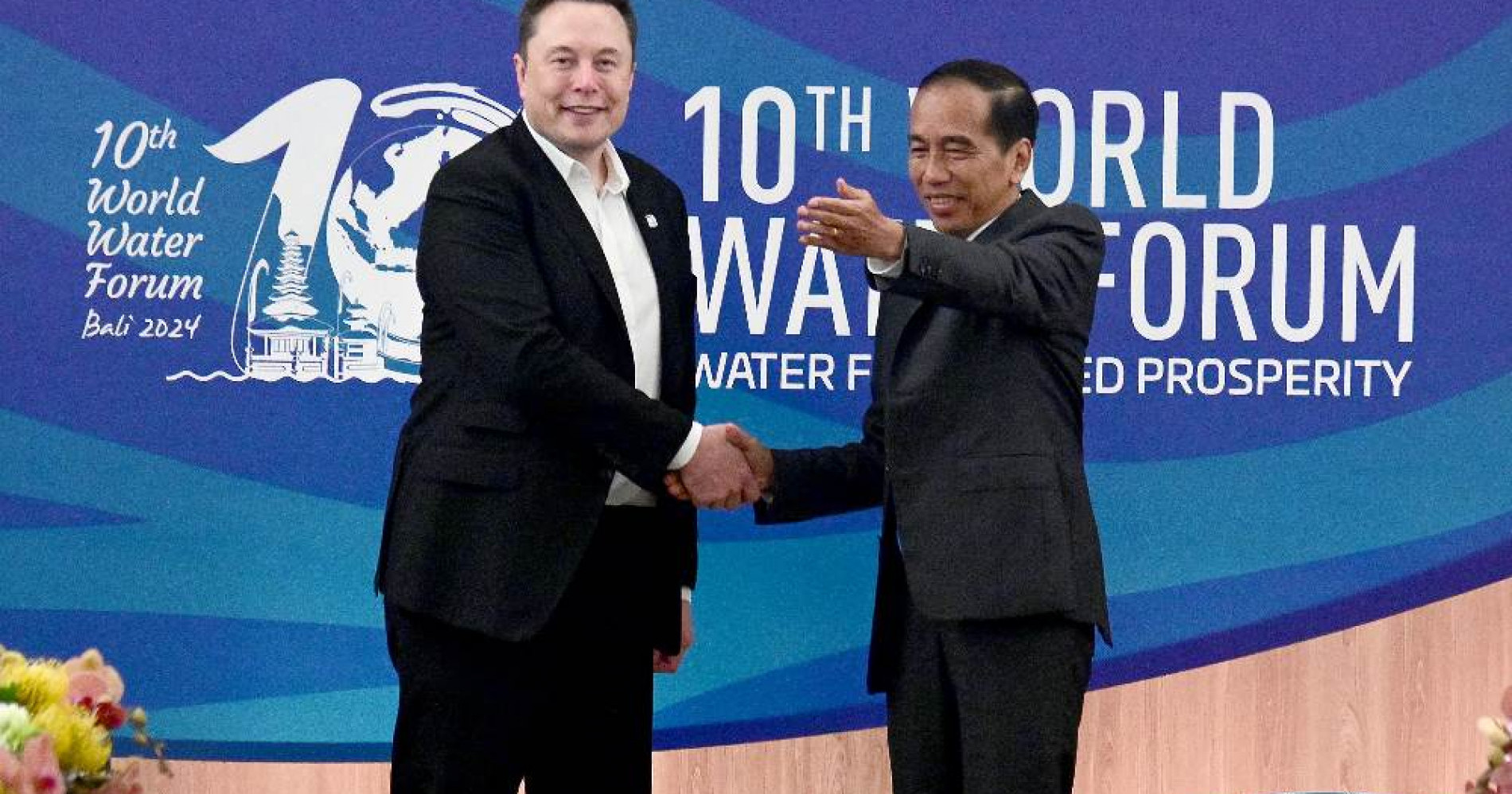 Presiden Jokowi berjabat tangan dengan Elon Musk di sela-sekal Konferensi Tingkat Tinggi (KTT) World Water Forum. (Sumber gambar: BMI Setpres)