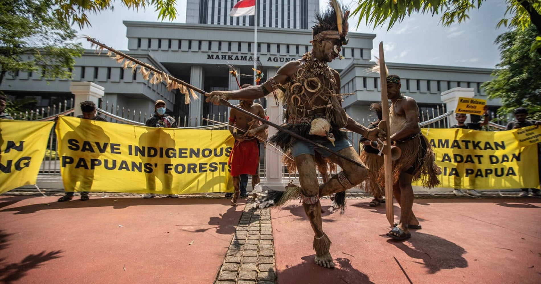 Aksi demonstrasi masyarakat Papua di depan MA untuk selamatkan hutan adat (Sumber gambar: Greenpeace)
