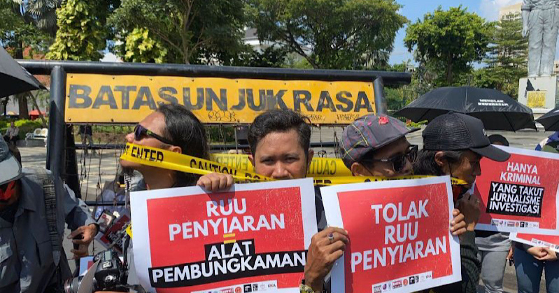 Unjuk rasa menolak keras adanya revisi undang-undang penyiaran. (Sumber gambar: ANTARA/HO-PFI Surabaya)