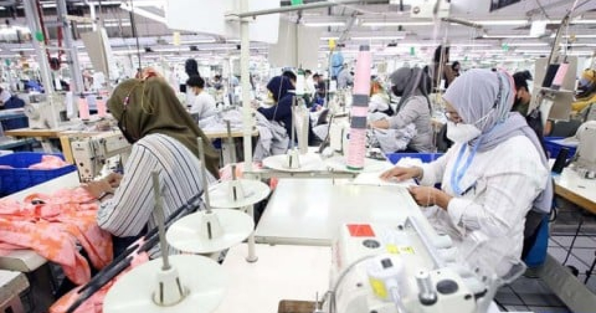 Beberapa karyawan sedang memproduksi pakaian. (Sumber gambar: Bisnis/Rachman)