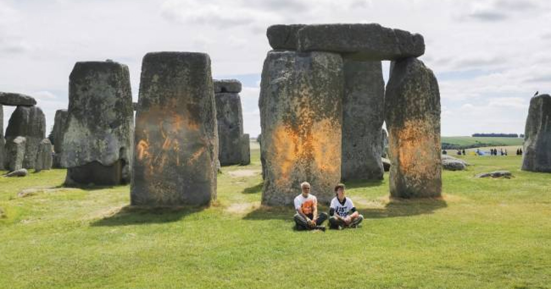 2 aktivis Just Stop Oil melakukan aksi vandalisme di monumen bersejarah Stonehenge, Inggris. (Sumber gambar: Just Stop Oil)