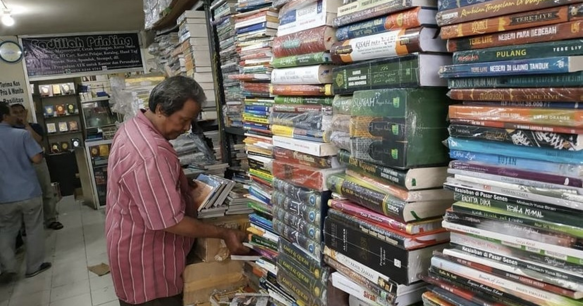 Bisnis buku bekas di Pasar Buku Kwitang (Sumber gambar: Instagram @hattasyamsuddin)